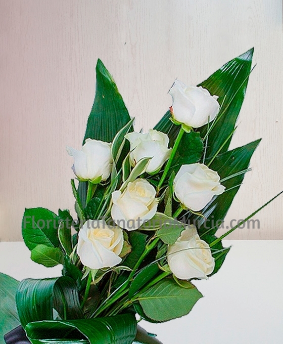 Ramo Funerario 7 rosas blancas